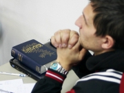 Наявність Біблії - невід'ємний атрибут кожного студента КХУ • Киевский христианский университет